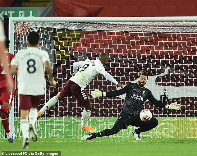 Khoảnh khắc Lacazette bỏ lỡ cơ hội khi đối mặt thủ môn của Liverpool. (Ảnh:Getty).