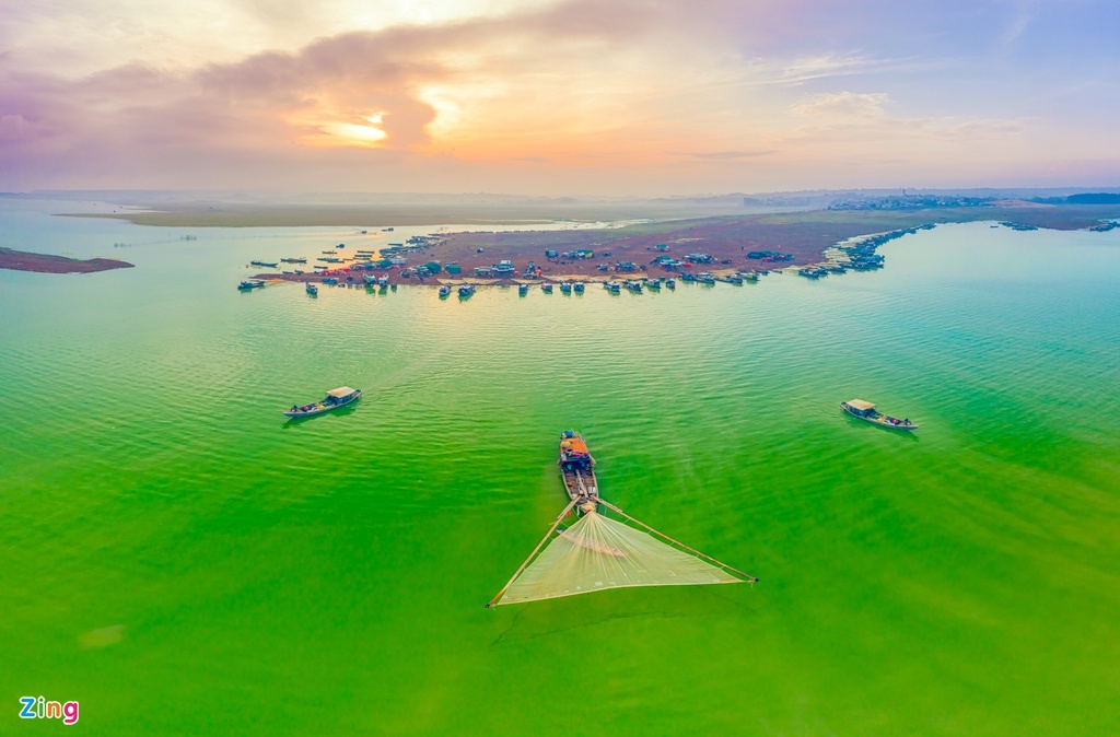 A bird’s-eye view captures an amazing image of the lake.