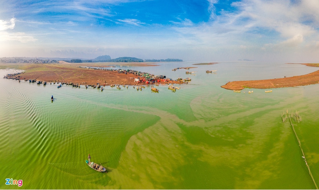 Covering a total area of 323 square kilometres, Tri An lake was built to store water for the Tri An Hydro-power Plant.