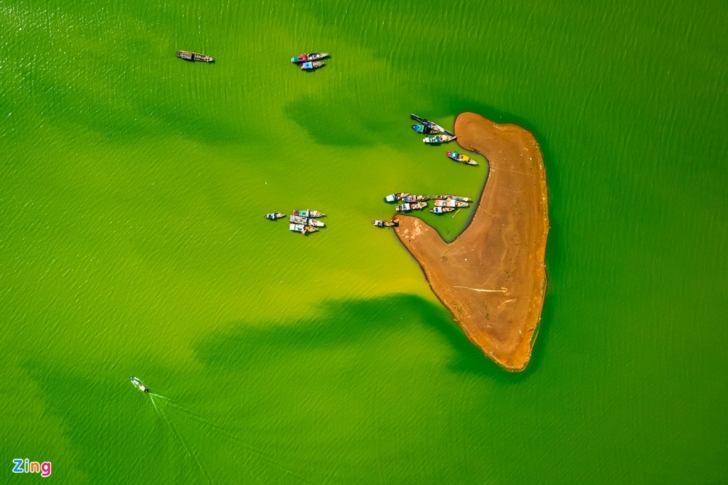 Despite being a man-made lake, the site possesses plenty of natural beauty due to the spectacular effects of the sun, sky, and wind, in addition to the presence of unique green algae.
