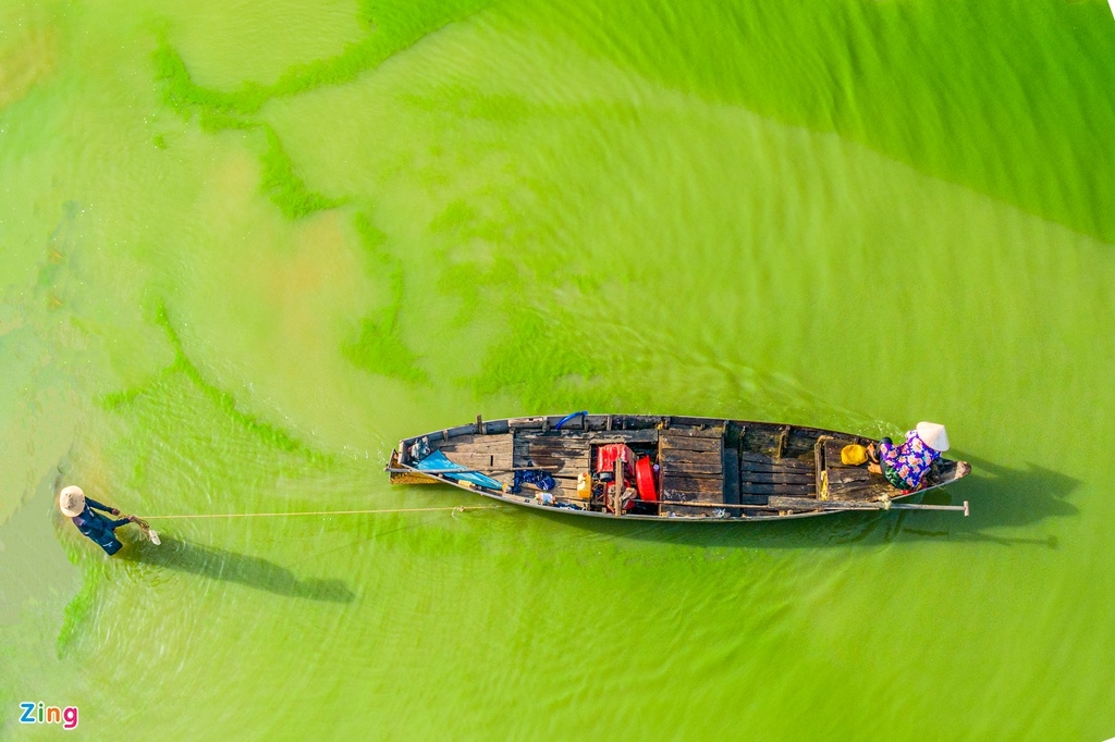 Visitors are able to take a stroll along the shores of the lake and contemplate the lives of local people amid idyllic surroundings as they work on boats.