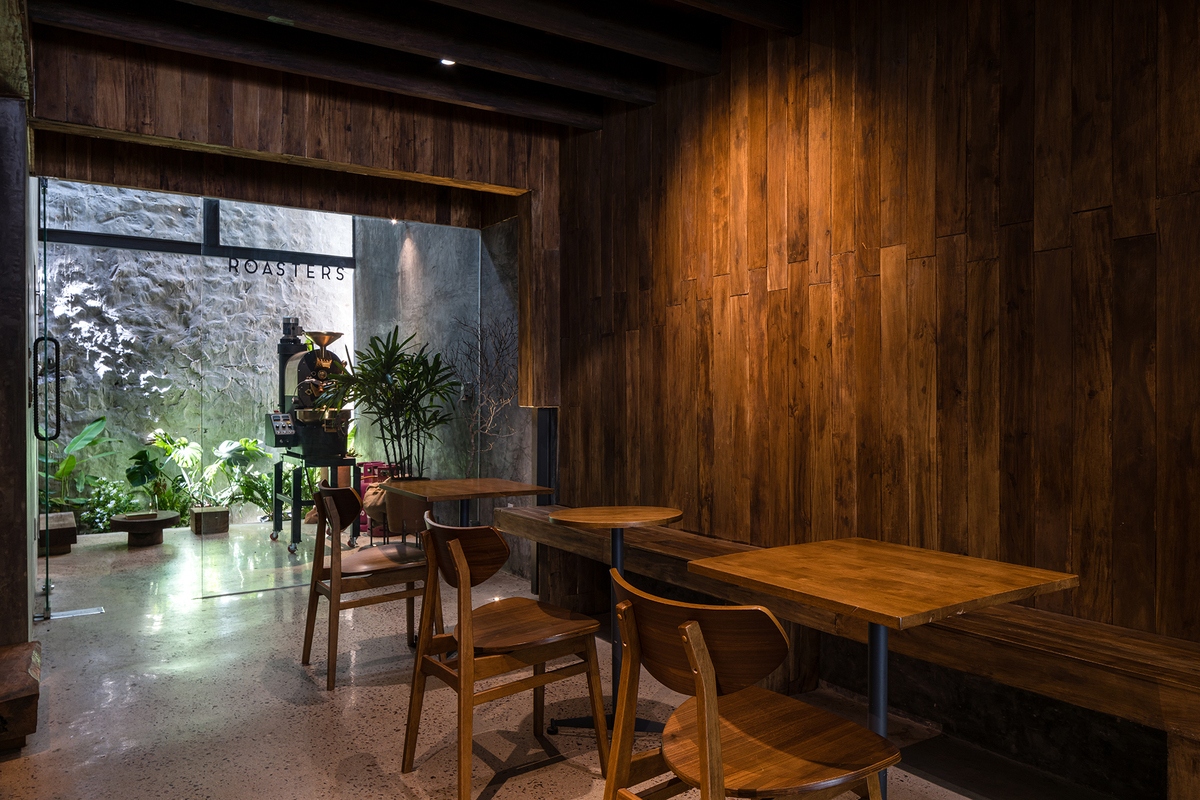 Wooden walls help to keep guests feeling relax at midday