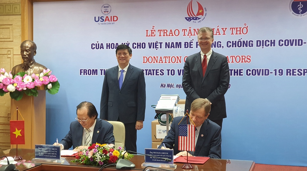 Hoa Kỳ trao tặng Việt Nam 100 máy thở hỗ trợ phòng, chống Covid-19.