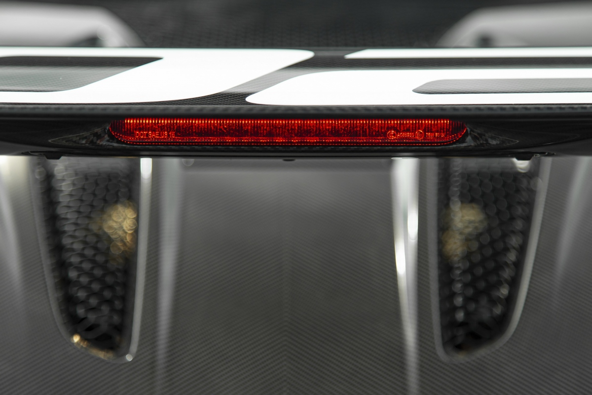 Ống hút gió này sở hữu thiết kế lấy cảm hứng từ chiếc xe đua huyền thoại McLaren F1 GTR Longtail. Với việc được trang bị thêm bộ phận này, gió sẽ được hút trực tiếp vào khoang lái và khối động cơ V8 có thể tạo ra âm thanh nạp ấn tượng hơn.