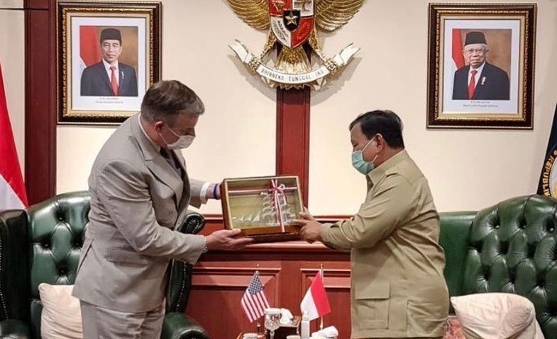 Quyền Thứ trưởng quốc phòng về chính sách Mỹ - ông James Anderson (trái) và Bộ trưởng Quốc phòng Indonesia, Prabowo Subianto. (Nguồn: Rancah.com).