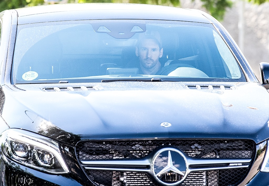 Clip: Lionel Messi lái xe tới sân tập, trở lại hội quân cùng Barca
