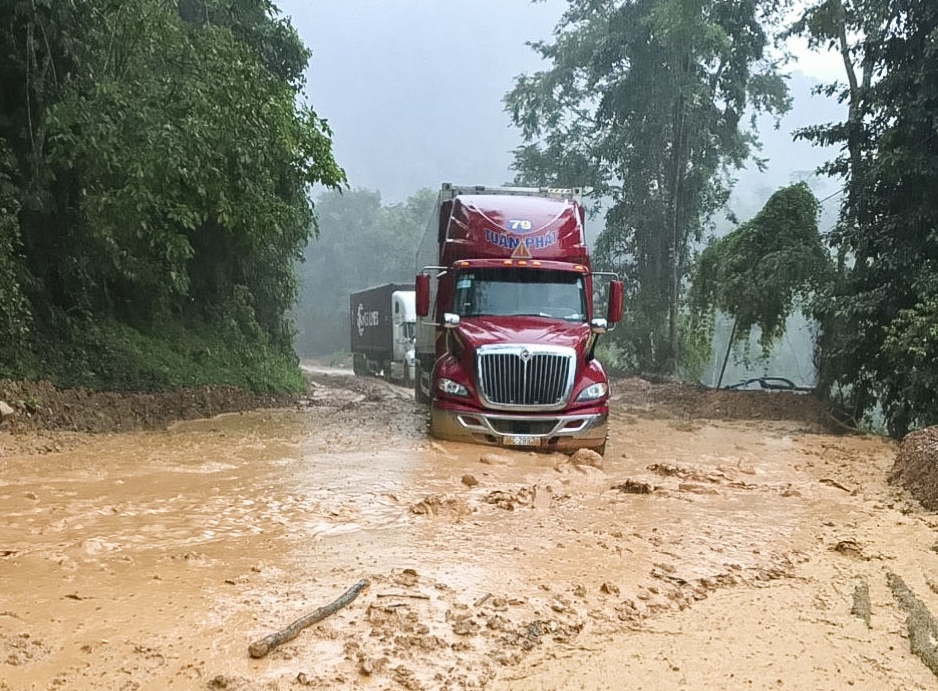 Mưa lớn gây sạt lở ách tắc đường lên cửa khẩu Quốc tế Tây Trang