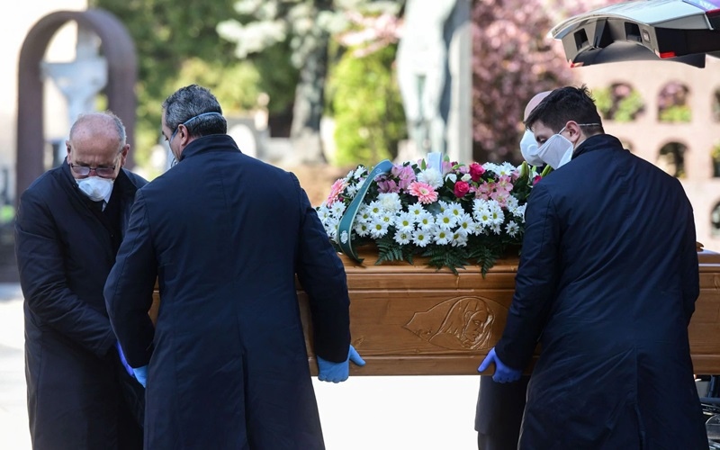 Khiêng quan tài nạn nhân Covid-19 ở Italy. Ảnh: Washington Post.