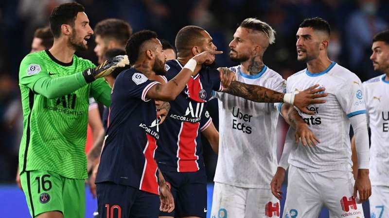 Neymar nhận thẻ đỏ sau màn "loạn đả" cuối trận PSG - Marseille (Ảnh: Getty).