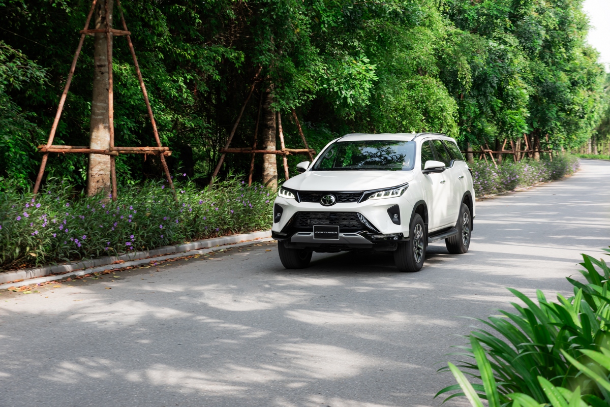 Ngoại thất của Fortuner 2020 cũng được nâng cấp, mang đến vẻ ngoài hầm hố và thể thao hơn so với trước. Cụm đèn pha được làm mỏng, tích hợp thêm dãy LED chạy ngày ấn tượng. 