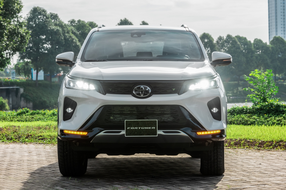 Cuối cùng, Fortuner 2.8 4x4 có giá 1,388 tỷ đồng và bản Legender có giá từ 1.434 tỷ đồng.