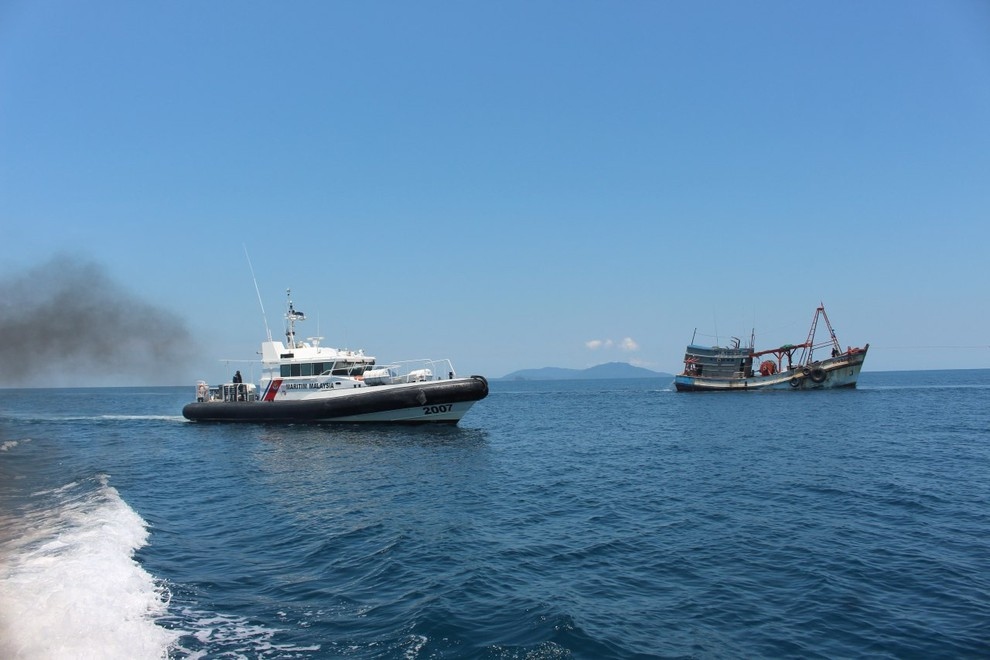 Tàu công vụ Malaysia (trái) và tàu cá Việt Nam. Ảnh: MMEA.