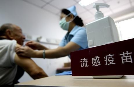 Trung Quốc đẩy mạnh tiêm phòng cúm nhằm giảm tác động kép của dịch bệnh