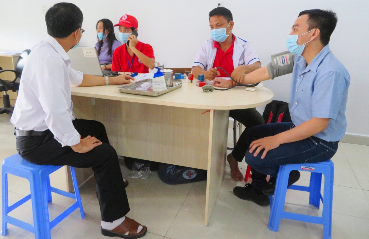 Các công đoàn viên của Công ty TNHH Công nghệ NHONHO, đang khám sàng lọc trước khi lấy máu.