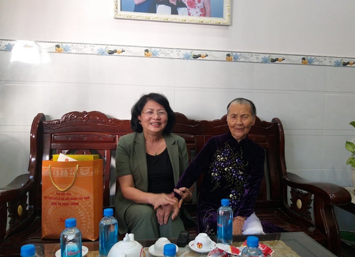 Phó Chủ tịch nước Đặng Thị Ngọc Thịnh thăm gia đình chính sách tỉnh Khánh Hòa