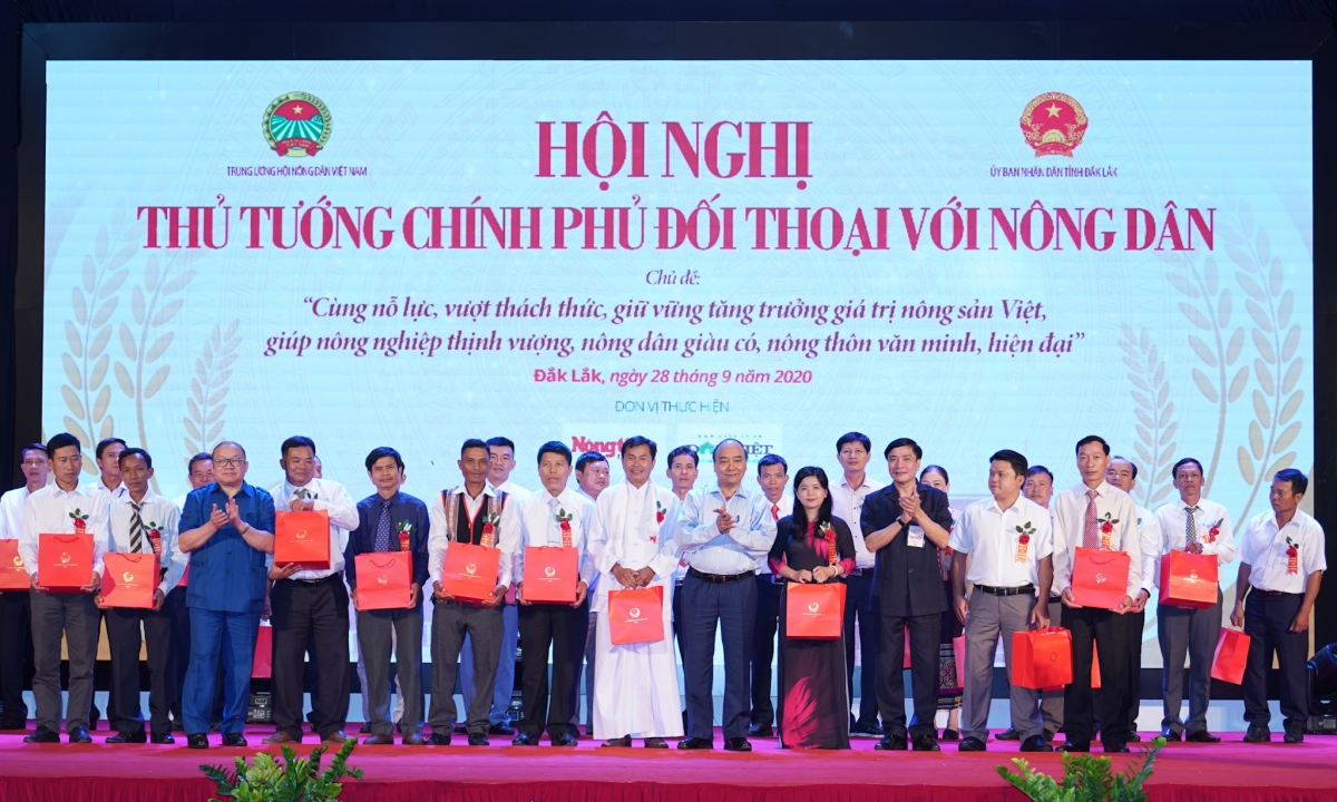 Thủ tướng Nguyễn Xuân Phúc tặng quà cho các nông dân tiêu biểu - Ảnh: VGP/Quang Hiếu.