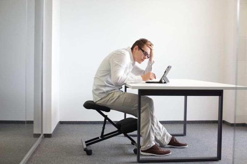 Nguy cơ từ tư thế ngồi trước máy tính: Việc ngồi lâu trước máy tính đều dễ dẫn đến ngồi sai tư thế, khiến lưng bị gù vĩnh viễn. Nghiên cứu cho thấy tư thế ngồi làm việc không đúng có thể gây các vấn đề về thăng bằng ở người lớn.