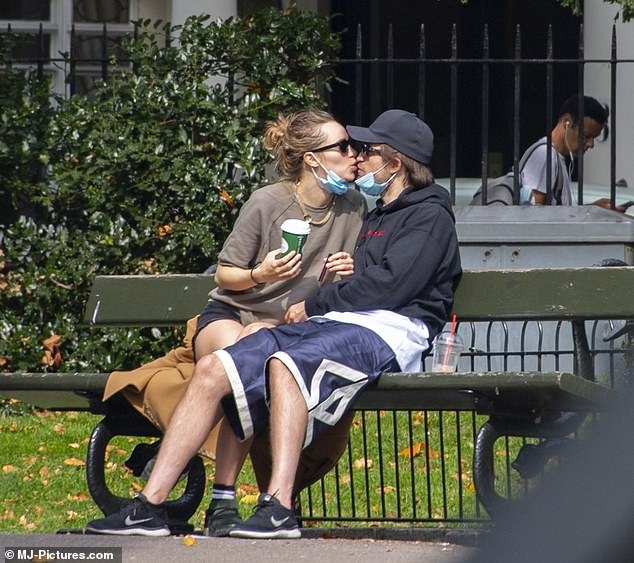 "Ma cà rồng" Robert Pattinson ngọt ngào hôn bạn gái ở công viên