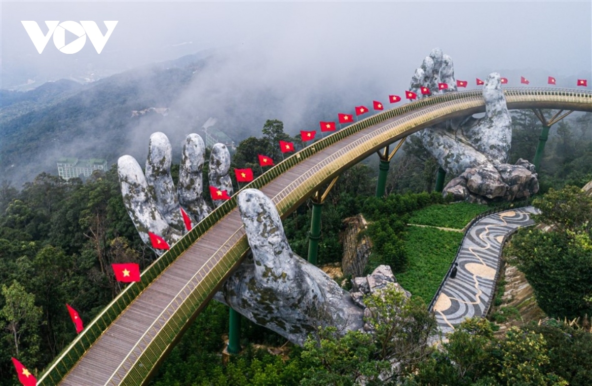 With the Ba Na Hills tourism complex re-opening from September 20, guests can enjoy discounts on cable car tickets, in addition to access to a buffet at midday. The combo is being sold at a price of VND750,000 per adult and VND600,000 per child.