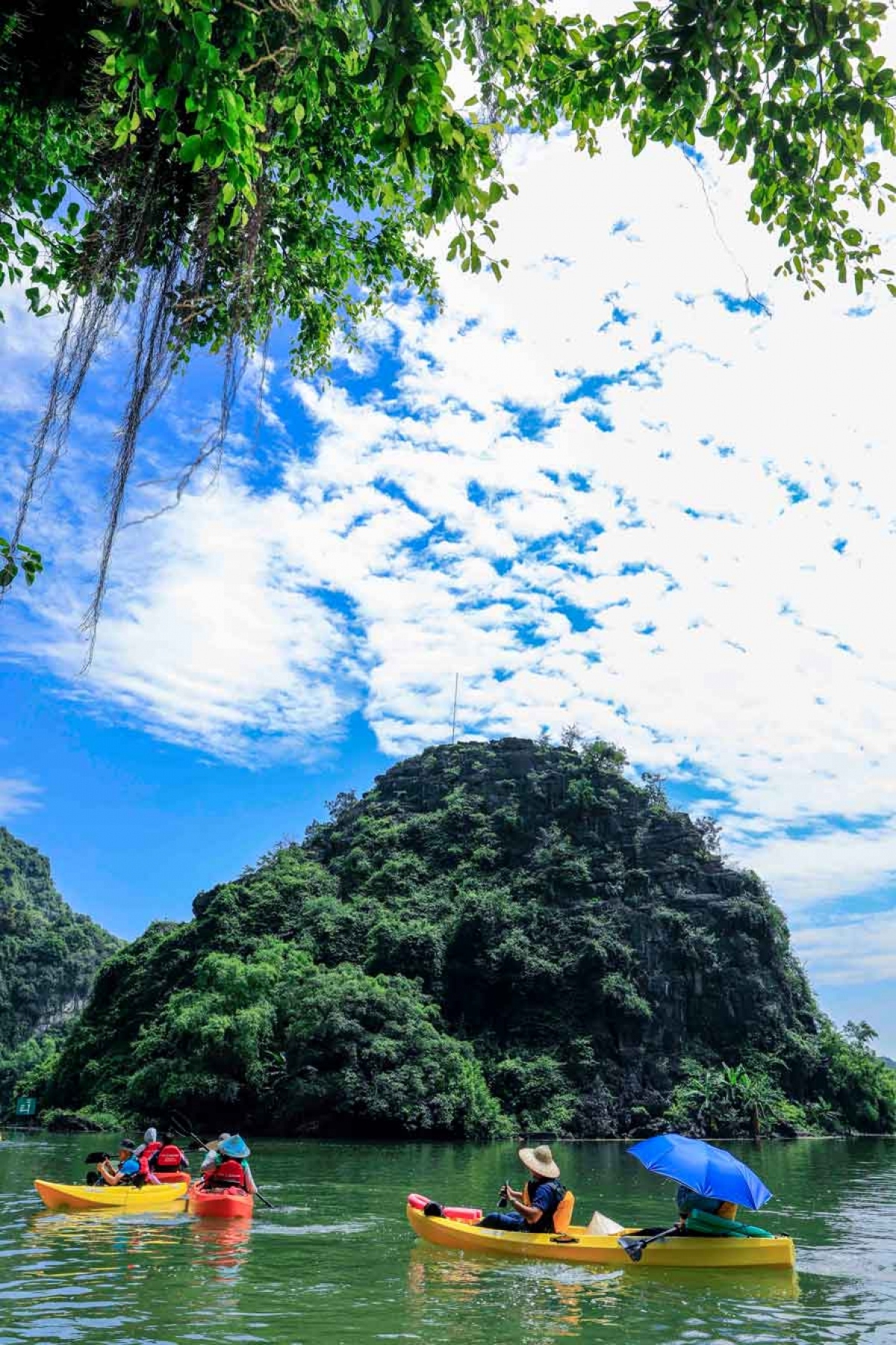 The Trang An Tourism Site Management Board has recently launched a new kayaking service aimed at attracting more visitors. These new services include allowing tourists to take boats to visit caves and temples situated around the site.