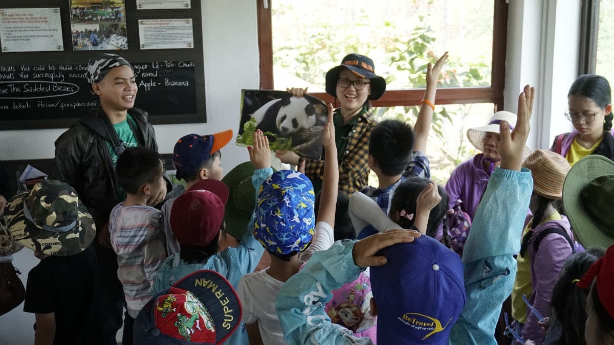 Groups made up of tourists, particularly students, often visit the centre, with tours put on to help raise awareness of bear conservation and the necessity of environment protection.