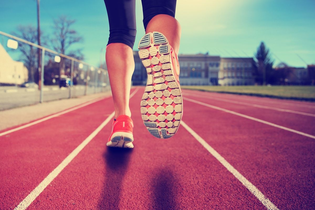 Không bước chân quá cao: Điều chỉnh vận tốc của cơ thể để bước chân nhẹ nhàng và không phải dùng nhiều sức khi hạ chân xuống, sẽ khiến việc chạy hiệu quả hơn.