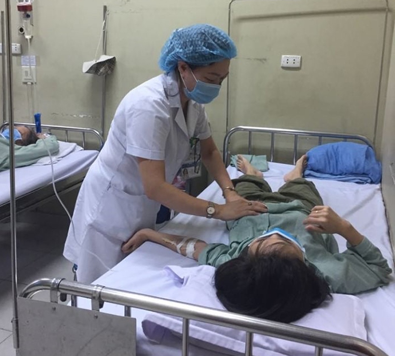 Bác sĩ Nguyễn Thanh Vân, Trưởng Khoa Bệnh nhiệt đới, Bệnh viện Hữu Nghị thăm khám cho bệnh nhân sốt xuất huyết.
