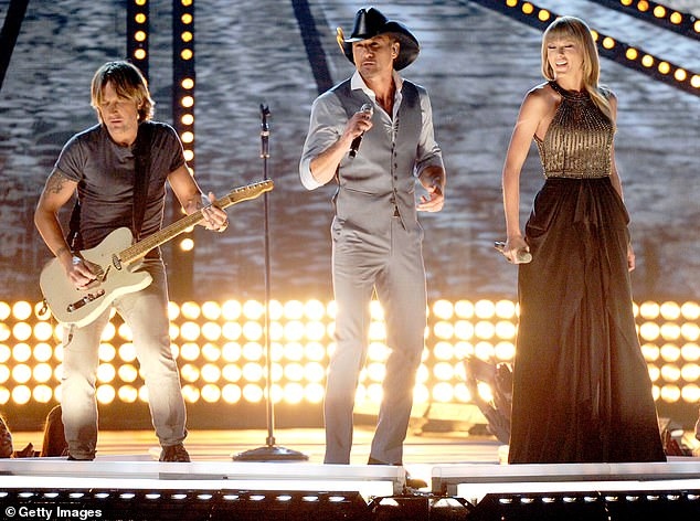 Trước đó, Taylor Swift từng xuất hiện tại ACM Awards vào 2013, biểu diễn cùng Tim McGraw và Keith Urban.