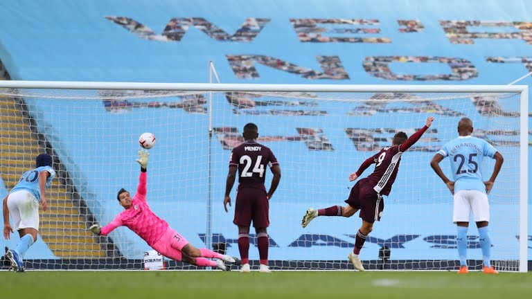 Vardy kiếm về quả phạt đền và đích thân thực hiện thành công. (Ảnh: Reuters)
