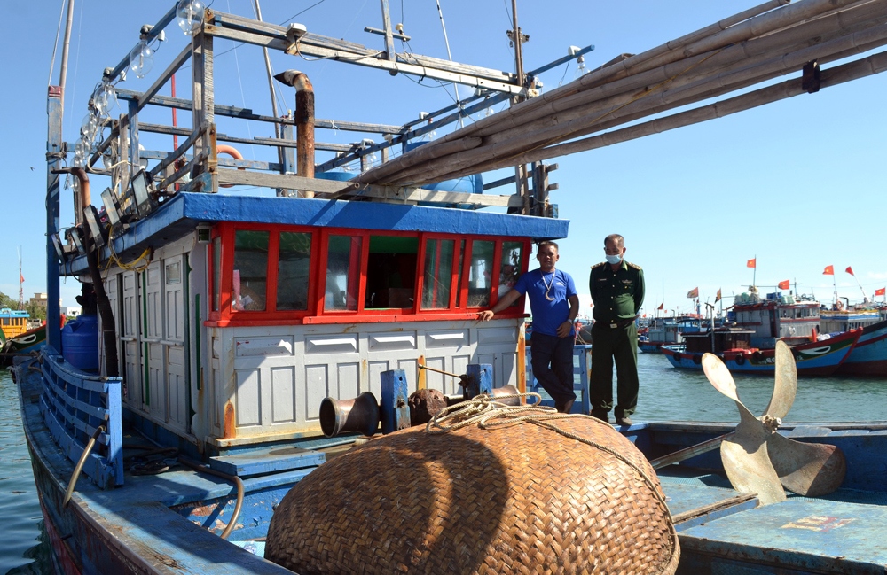Lai dắt tàu cá Bình Định bị nạn ở Trường Sa về đảo Lý Sơn an toàn