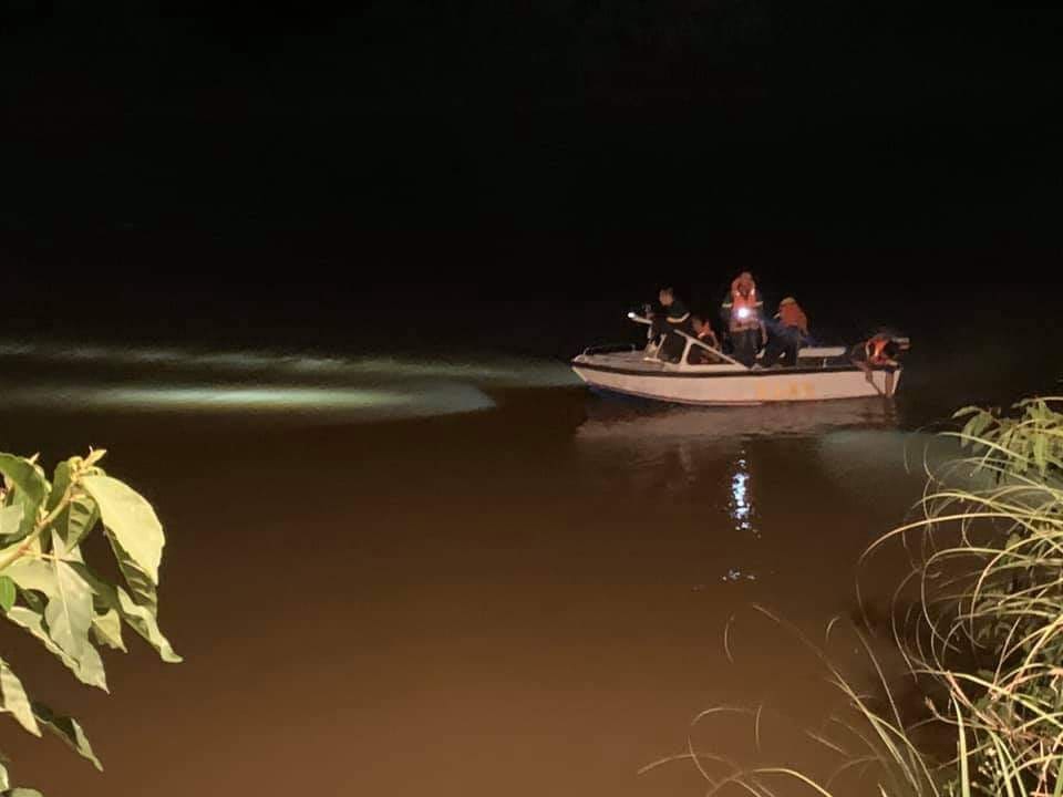 Trắng đêm tìm kiếm nữ sinh 17 tuổi gieo mình xuống sông Hiếu tự vẫn