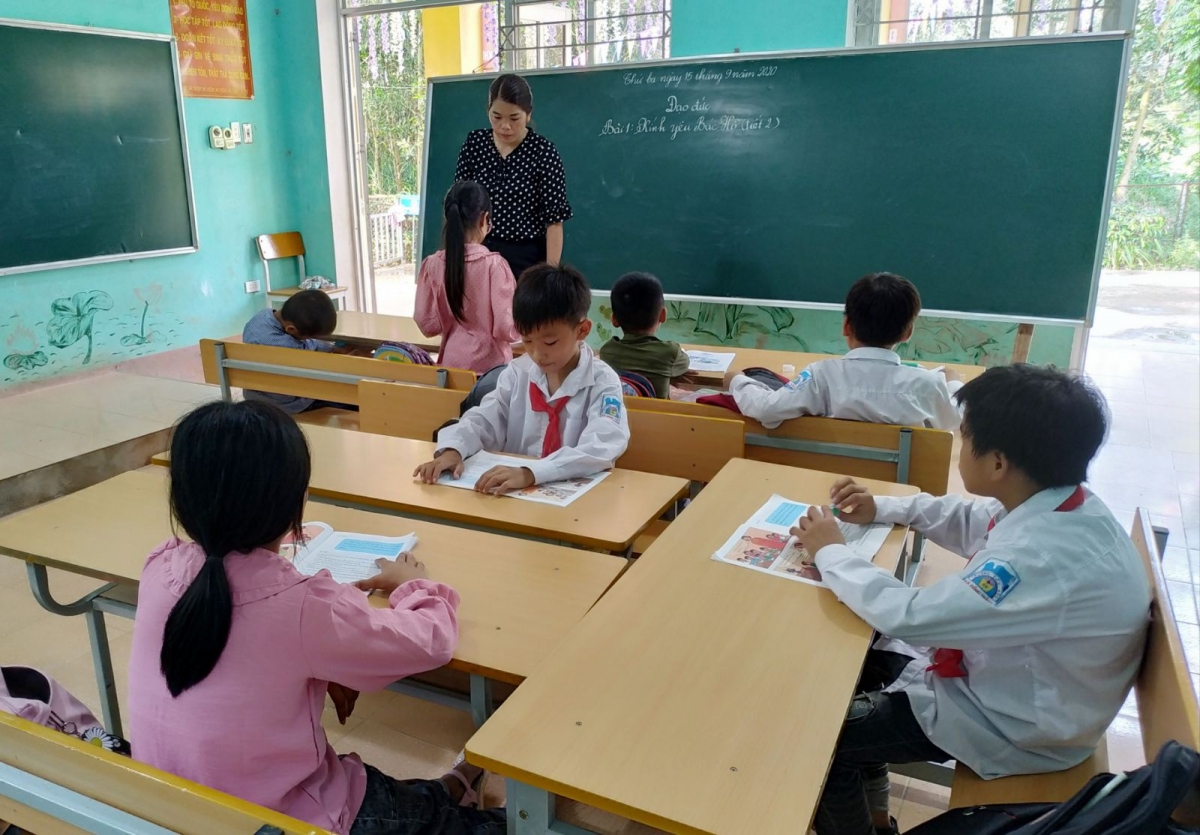 Các lớp 3, 5 thực hiện học ghép tại 1 phòng chờ và 1 nhà văn hóa của thôn để nhường lớp cho các em học sinh lớp 1 học 2 buổi/ ngày.