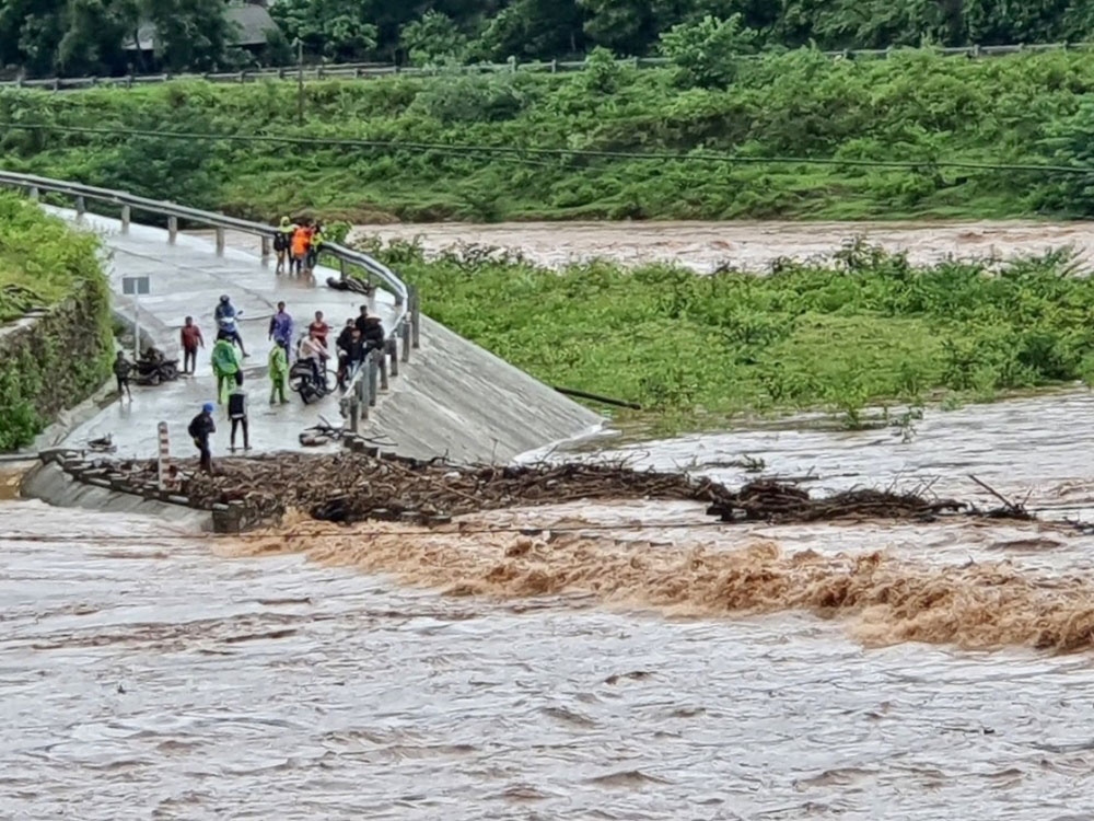 Nước dâng cao tràn vào khu tái định cư xã Tà Rụt gây ngập chia cắt.