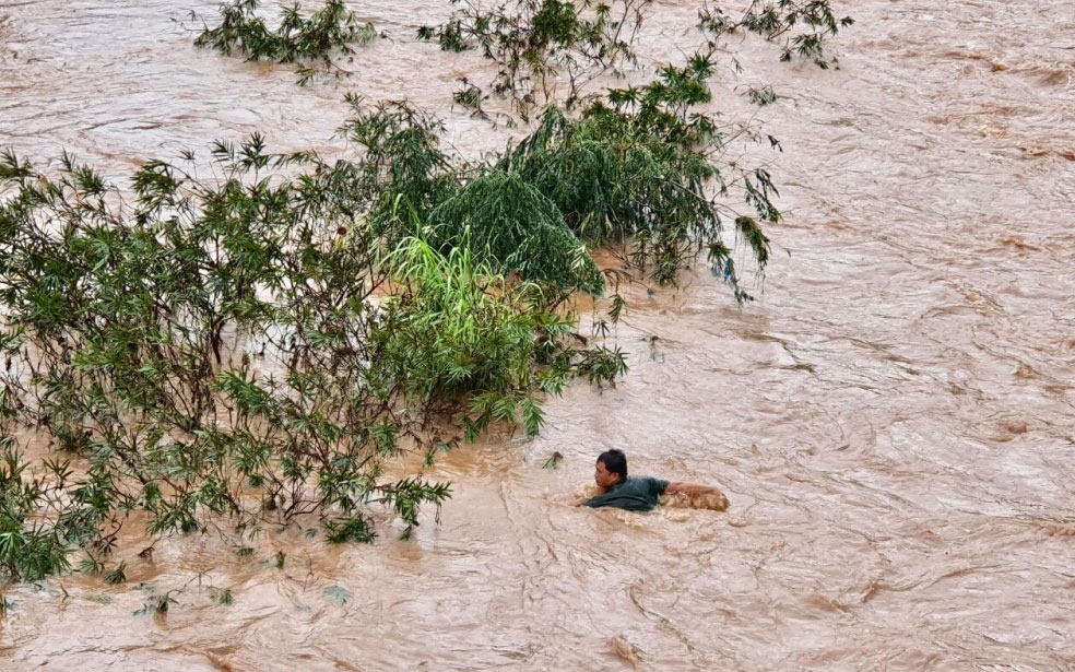 Việc tìm kiếm nạn nhân đang gặp rất nhiều khó khăn.
