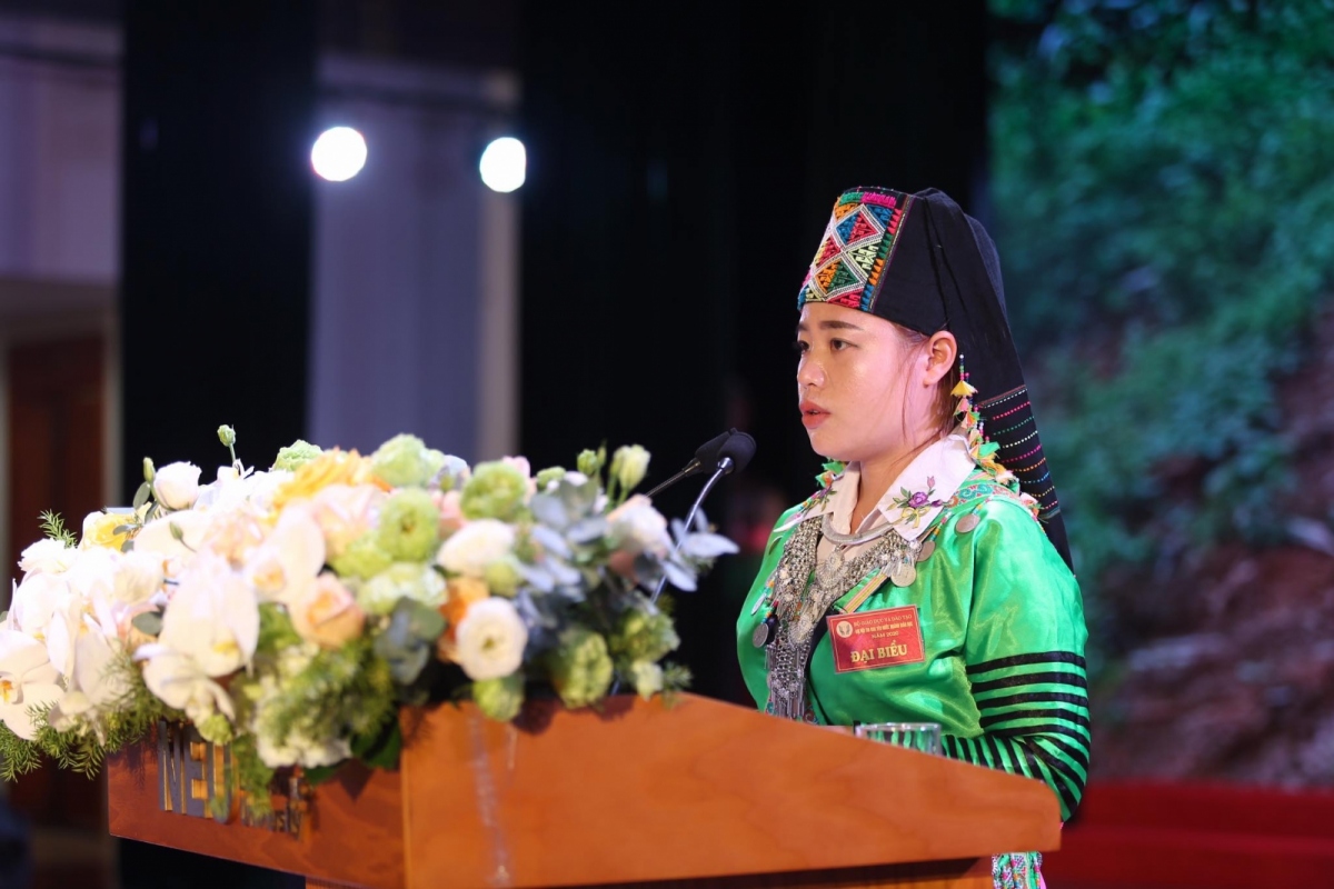 Với những nỗ lực và thành tích của bản thân, cô Sung Thị Tông là một trong những giáo viên xuất sắc được vinh danh tại Đại hội thi đua yêu nước lần thứ 7 ngành giáo dục. (Ảnh: Giáo dục thời đại).