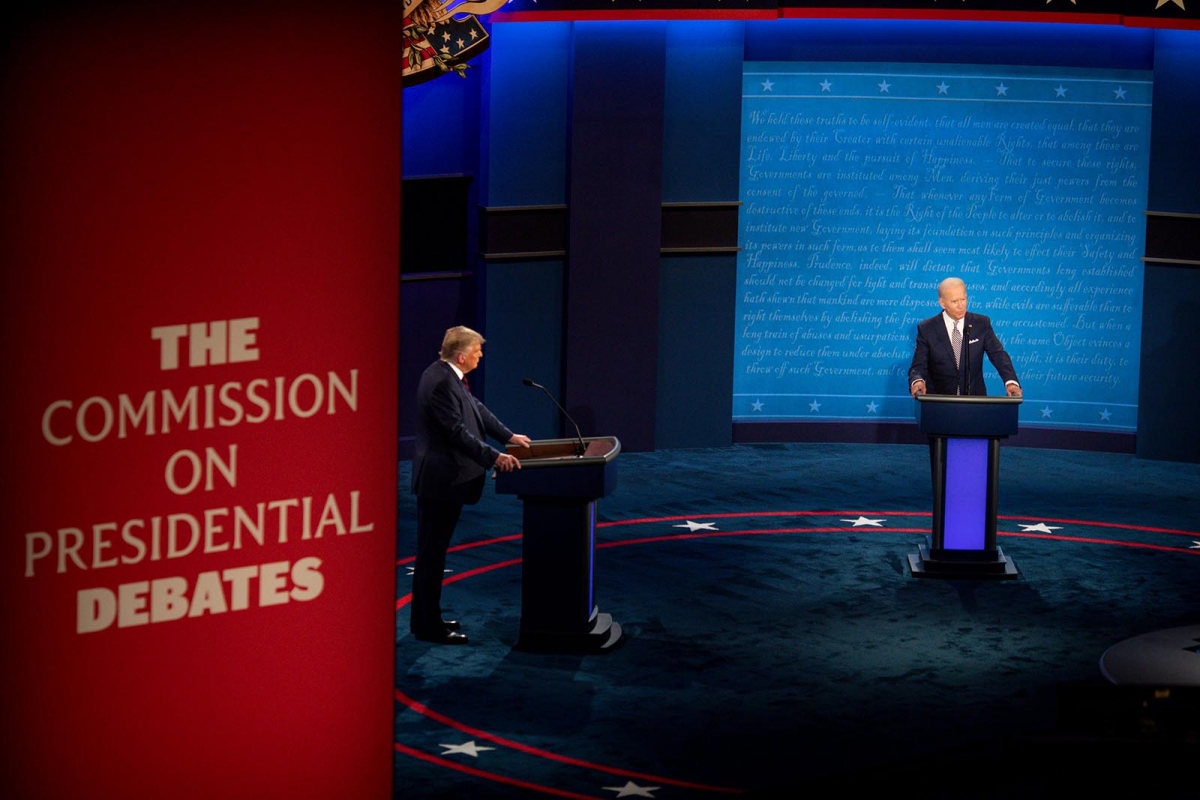 Tổng thống Trump liên tục ngắt lời đối thủ Joe Biden trong cuộc tranh luận đầu tiên. Ảnh: USA Today
