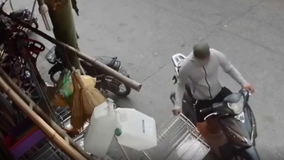 Video: Nam thanh niên đi xe SH thản nhiên trộm chuồng chó giữa ban ngày