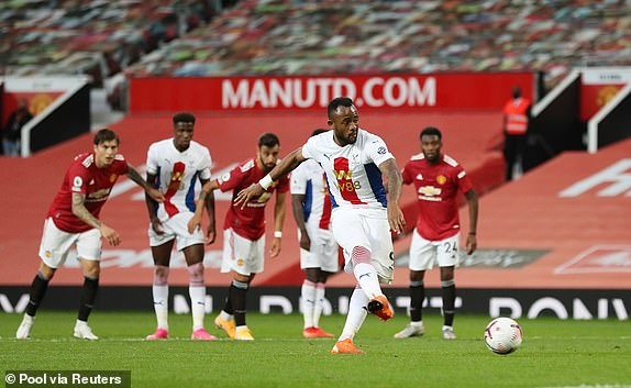 Tình huống Ayew không thể chiến thắng De Gea trên chấm phạt đền. (Ảnh: Reuters).