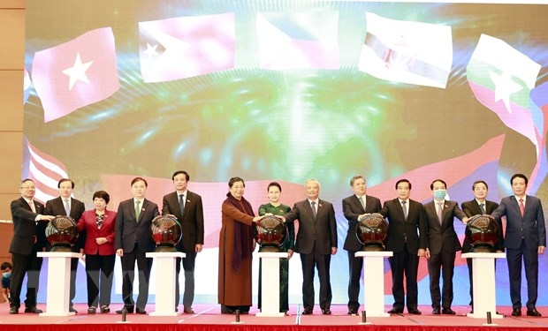 Chủ tịch Quốc hội Nguyễn Thị Kim Ngân và các đại biểu ấn nút công bố trang thông tin điện tử, ứng dụng di động và bộ nhận diện của AIPA 2020. (Ảnh: Trọng Đức/TTXVN)