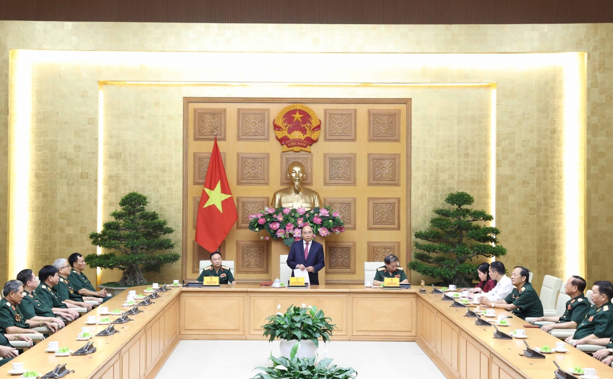 Thủ tướng Nguyễn Xuân Phúc nói chuyện với các đại biểu Cục Tác chiến tại buổi tiếp. 