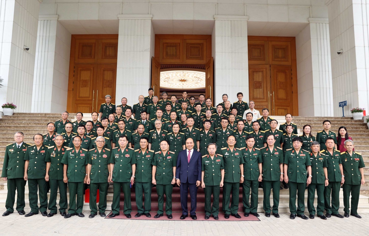 Thủ tướng chụp ảnh lưu niệm với Đoàn đại biểu tướng lĩnh, sĩ quan Cục Tác chiến 