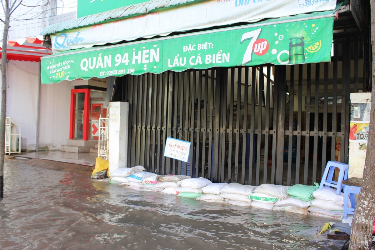 Hàng quán tại thành phố Cần Thơ đóng cửa vì triều cường dâng cao