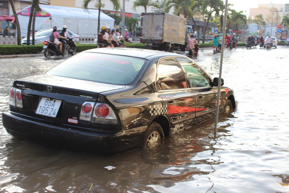 Nước ngập xe không thể lưu thông trong nội ô quận Ninh Kiều, Cần Thơ.