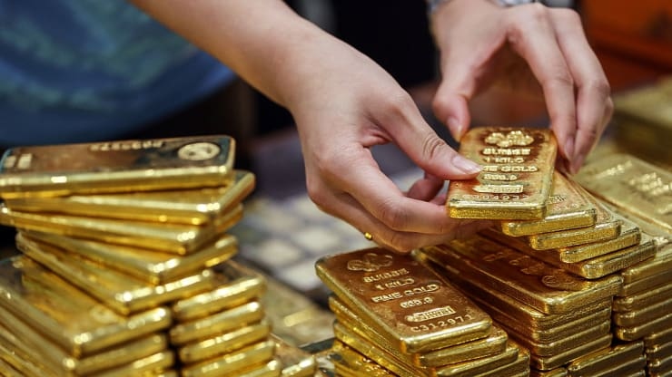 Giá vàng giảm do đồng USD đang tăng mạnh (Ảnh: Getty)