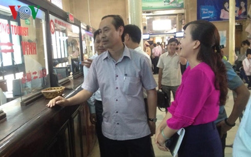Lãnh đọa Bộ GTVT đi kiểm tra công tác bán vé tàu Tết tại Ga Hà Nội.