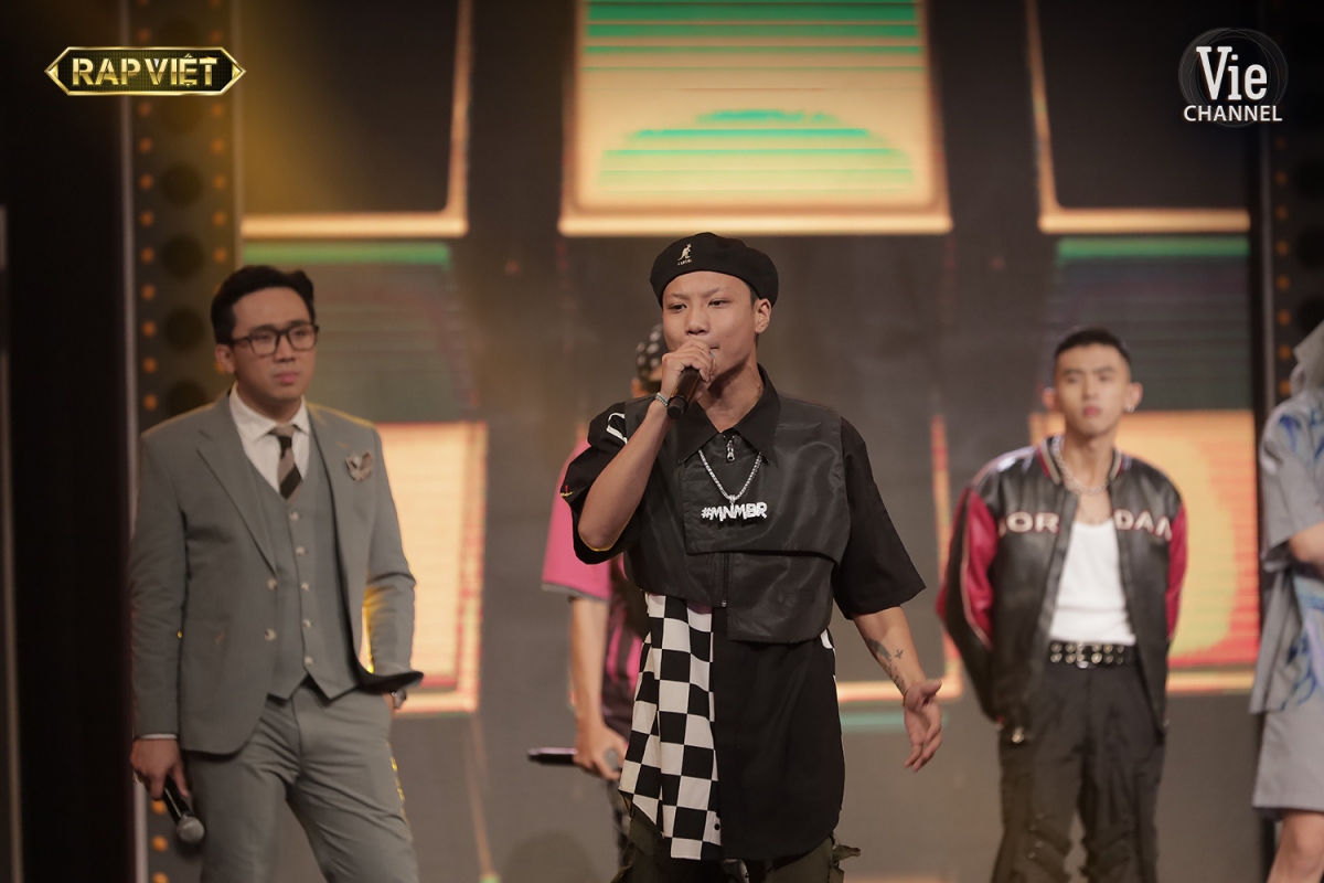 AK49 là thành viên cuối cùng đi tiếp cùng team vào vòng trong.
