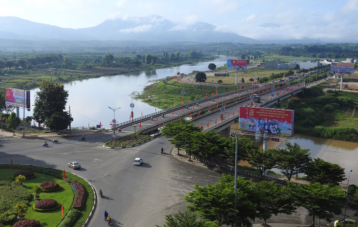      Đại hội đại biểu Đảng bộ tỉnh Kon Tum lần thứ XVI, nhiệm kỳ 2020-2025 được tổ chức từ ngày 22 - 25/9. Đây là tỉnh đầu tiên ở khu vực Tây Nguyên tổ chức Đại hội.