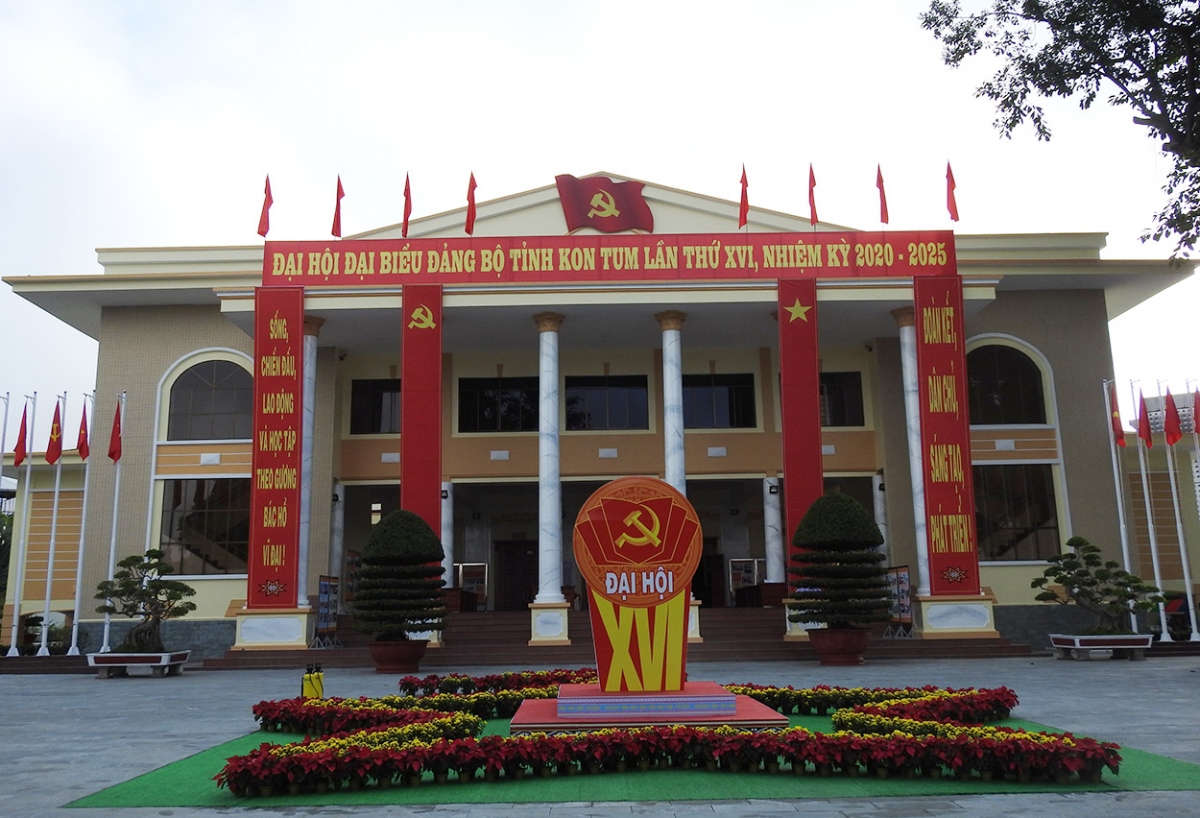 Từ nhiều ngày nay, thành phố Kon Tum đã rực rỡ cờ, hoa chào đón 346 đại biểu đại diện cho trên 29.000 đảng viên toàn Đảng bộ tỉnh về dự Đại hội. Trong buổi chiều 22/9 diễn ra phiên Đại hội trù bị tại Hội trường Ngọc Linh.
