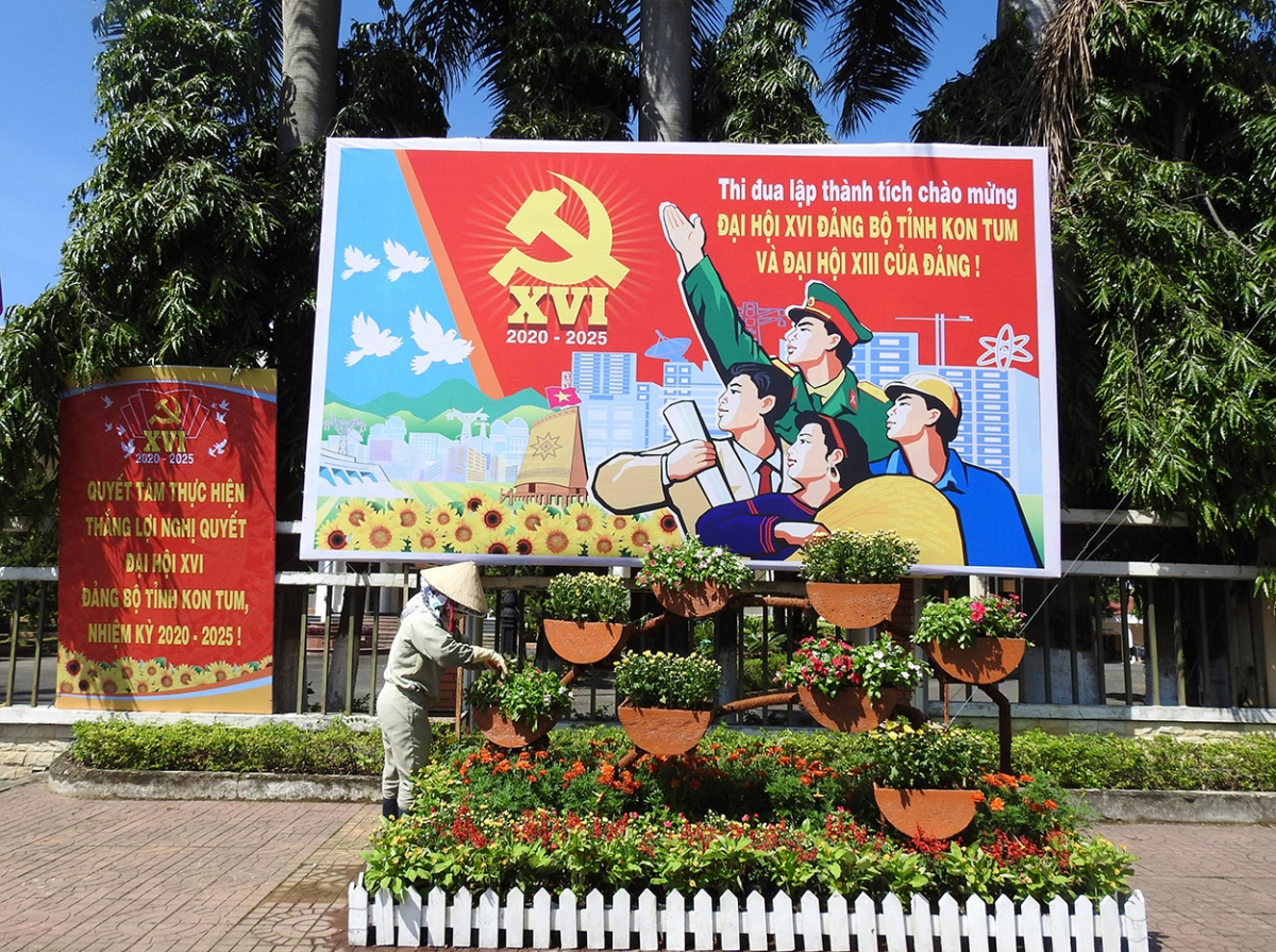 Từng con đường, góc phố, vườn cây ở thành phố Kon Tum được chăm chút, cắt tỉa gọn gàng, trang trí công phu tạo sức sống mới chào mừng Đại hội Đại biểu Đảng bộ tỉnh Kon Tum lần thứ XVI, nhiệm kỳ 2020-2025.