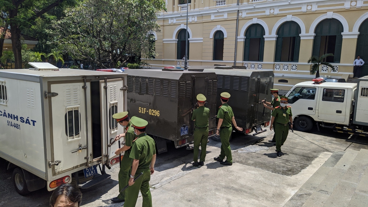 Xe thùng chở các bị cáo rời sân tòa về nơi giam giữ